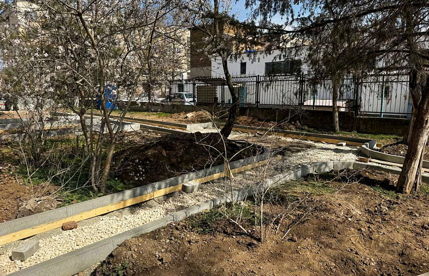 В Евпатории проводят благоустройство дворов